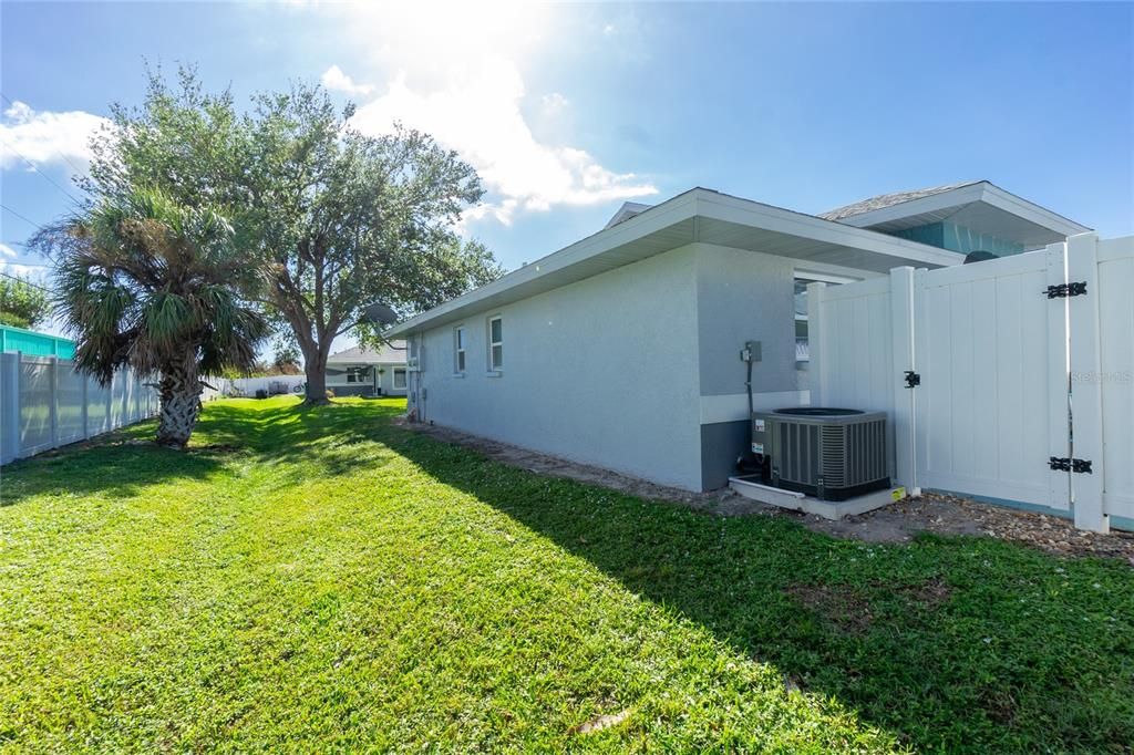 For Sale: $279,900 (2 beds, 2 baths, 1170 Square Feet)