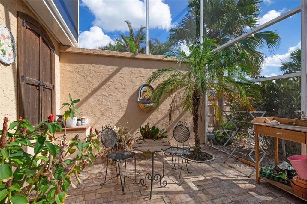 Outdoor courtyard garden nook