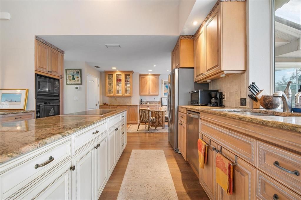 Kitchen, wet bar