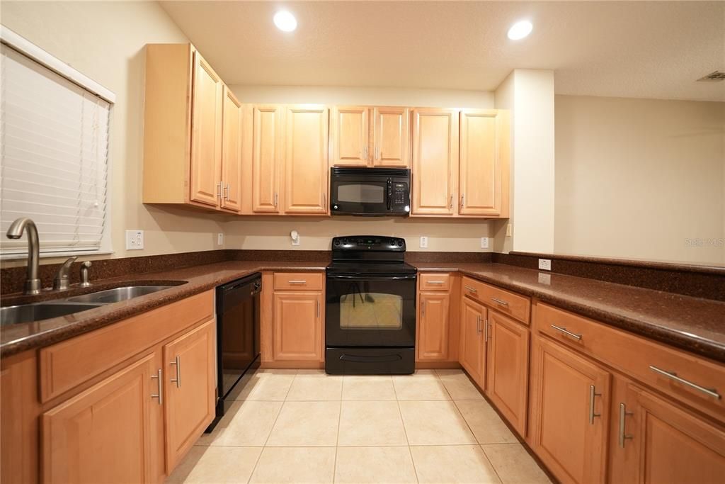 For Rent: $2,100 (3 beds, 2 baths, 1549 Square Feet)