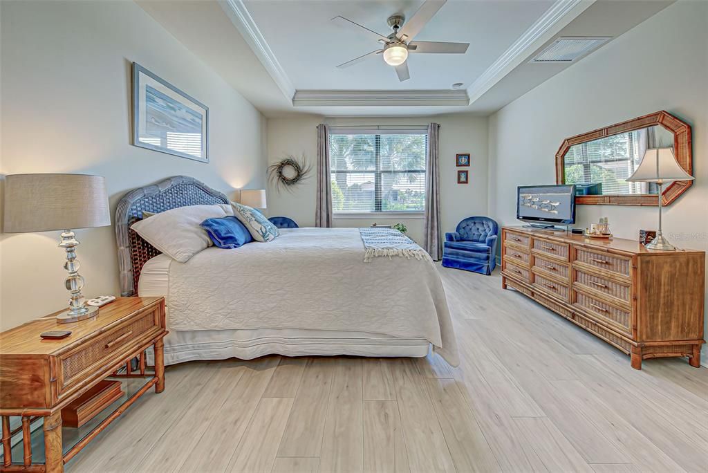 Gorgeous wood laminate flooring