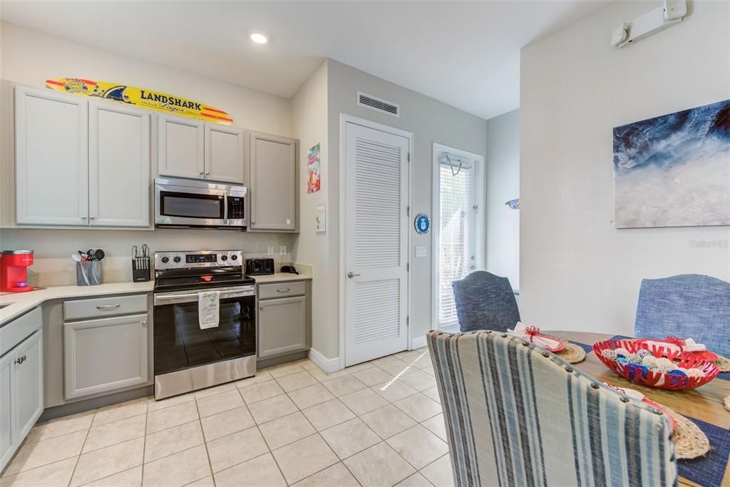 For Sale: $445,000 (2 beds, 2 baths, 1217 Square Feet)