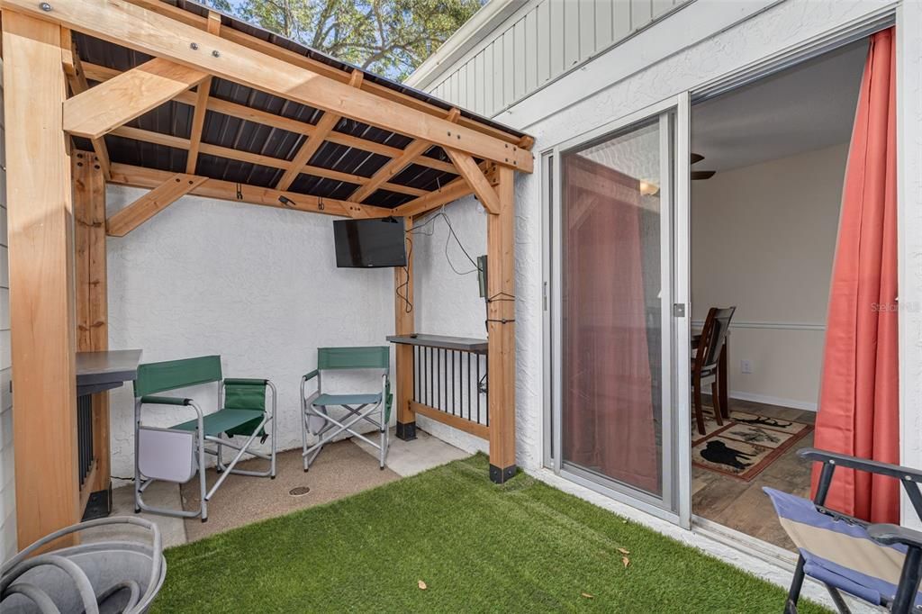 TV and pergola included in this private courtyard!