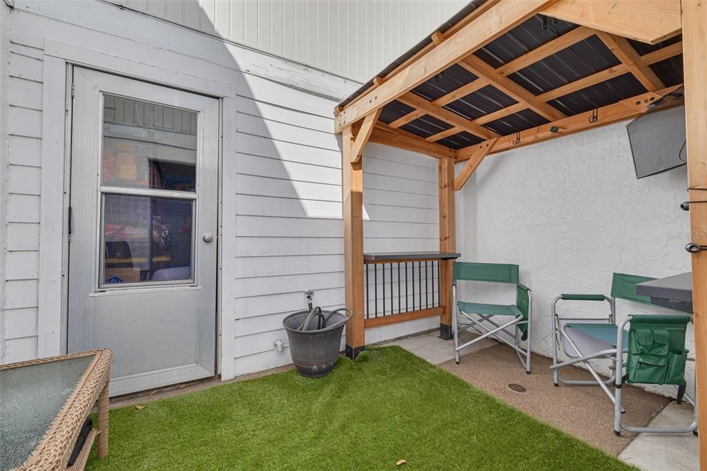 Private courtyard - including pergola and TV!