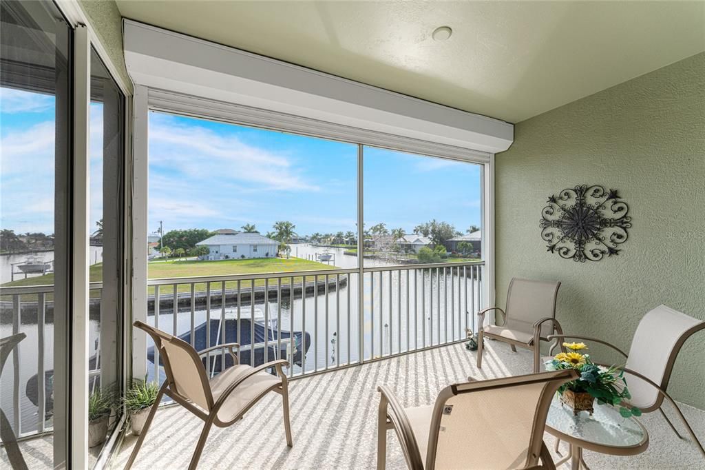 Drink your morning coffee on this fabulous lanai - hurrican protection on the lanai