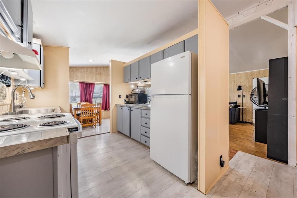 For Sale: $185,000 (2 beds, 2 baths, 1056 Square Feet)