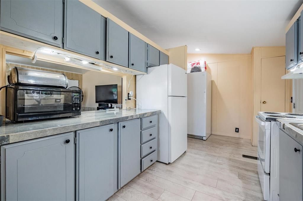 For Sale: $185,000 (2 beds, 2 baths, 1056 Square Feet)