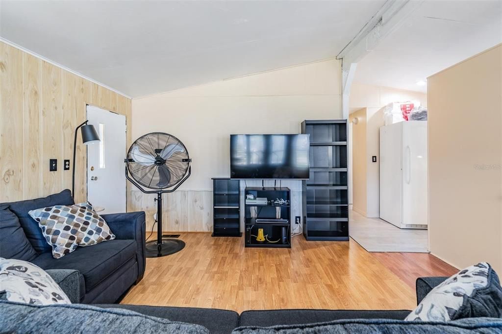 For Sale: $185,000 (2 beds, 2 baths, 1056 Square Feet)