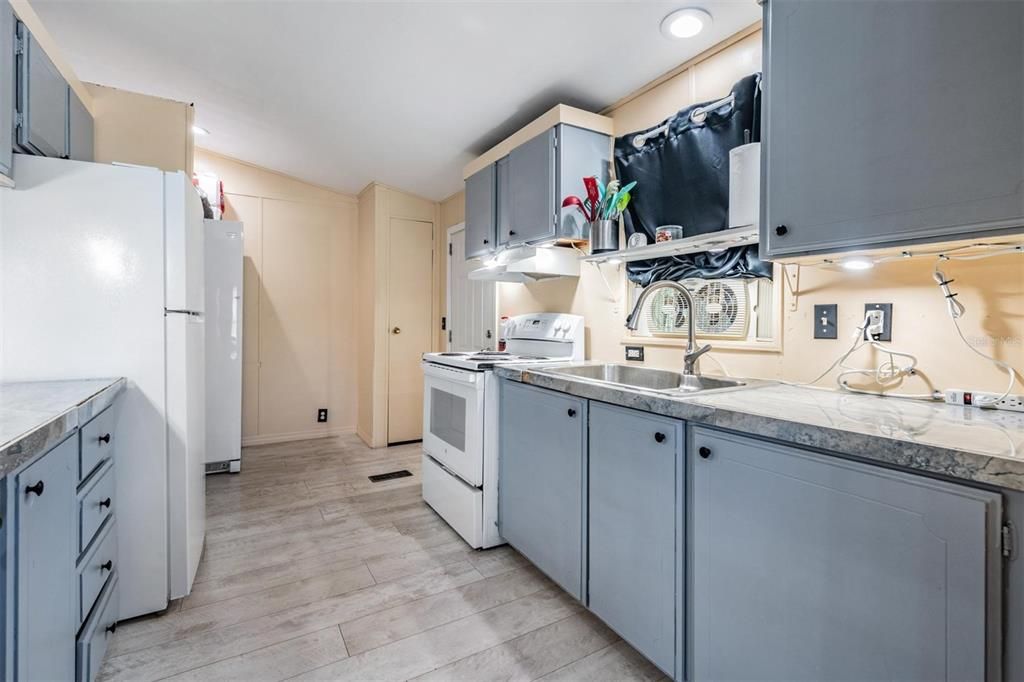 For Sale: $185,000 (2 beds, 2 baths, 1056 Square Feet)