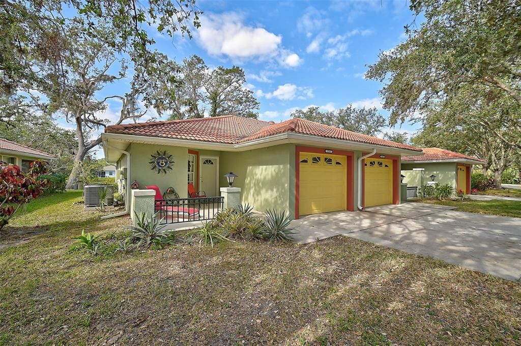 For Sale: $225,000 (2 beds, 2 baths, 910 Square Feet)