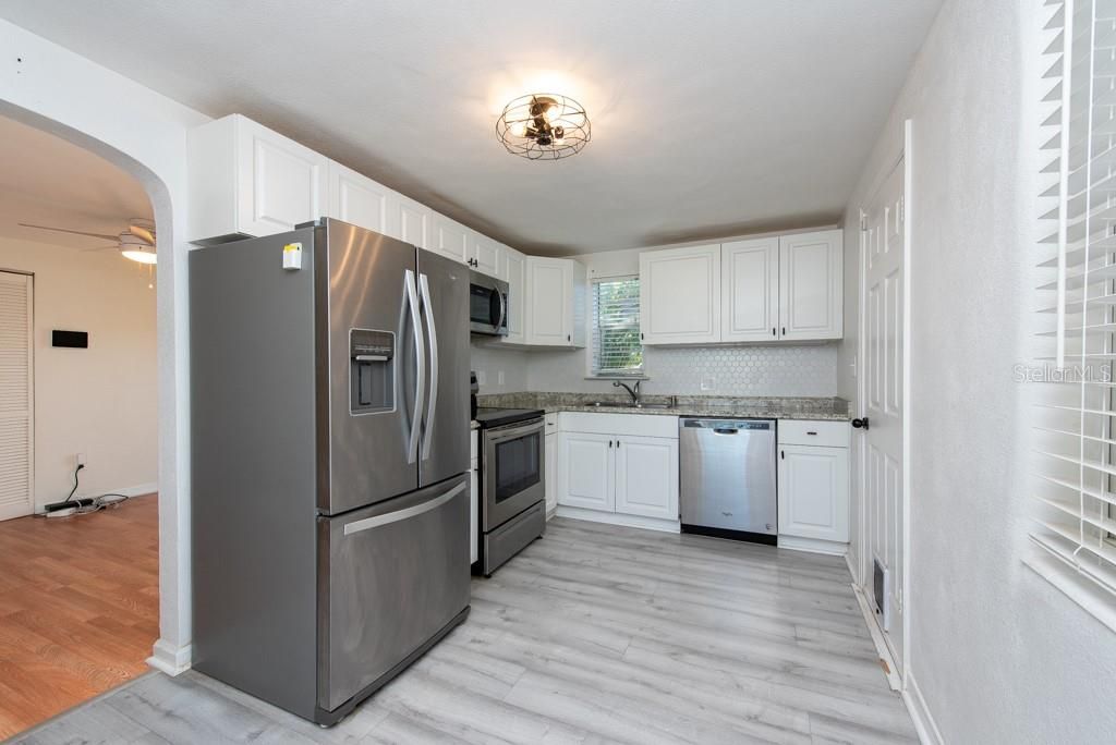 For Sale: $310,000 (2 beds, 1 baths, 806 Square Feet)