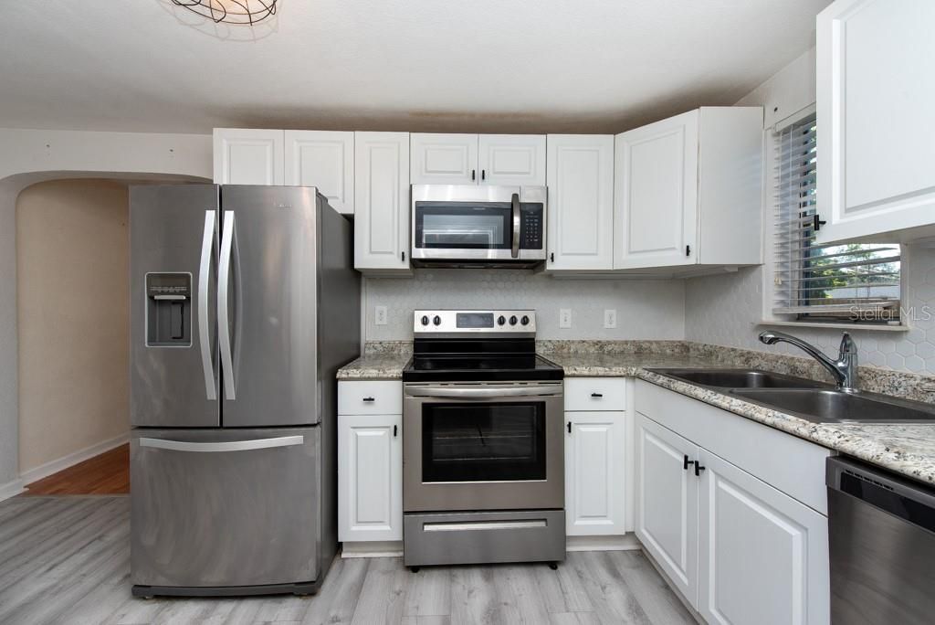 For Sale: $310,000 (2 beds, 1 baths, 806 Square Feet)