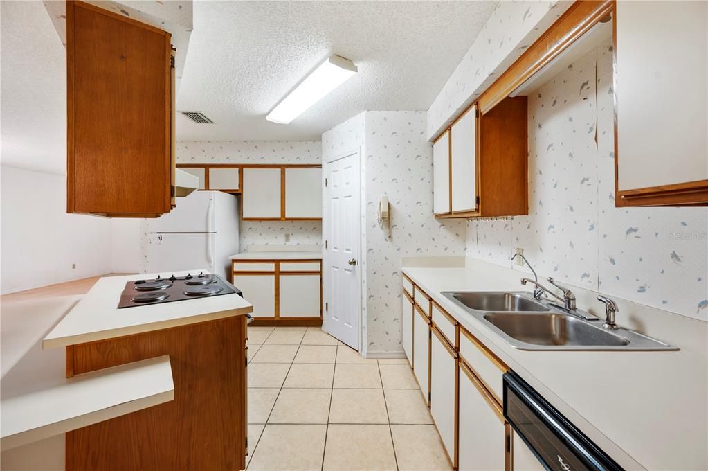 For Sale: $215,000 (2 beds, 2 baths, 1636 Square Feet)