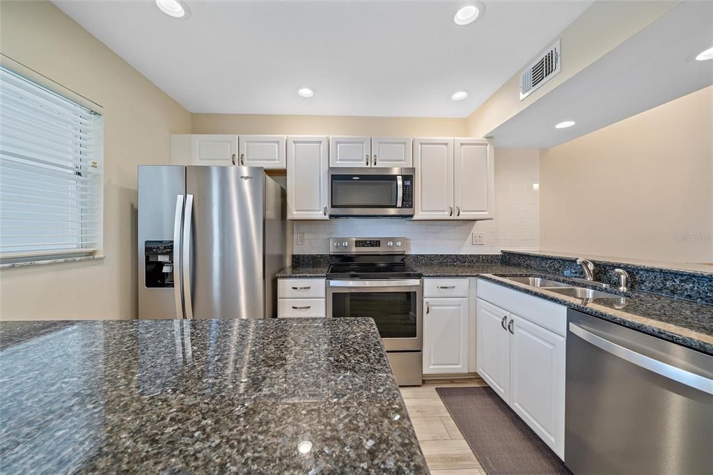 For Sale: $289,000 (2 beds, 2 baths, 948 Square Feet)