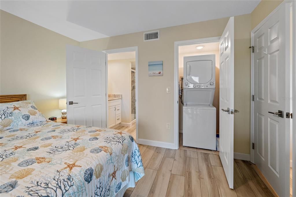 For Sale: $289,000 (2 beds, 2 baths, 948 Square Feet)