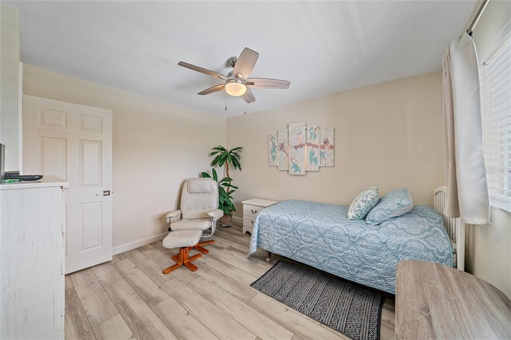 For Sale: $289,000 (2 beds, 2 baths, 948 Square Feet)