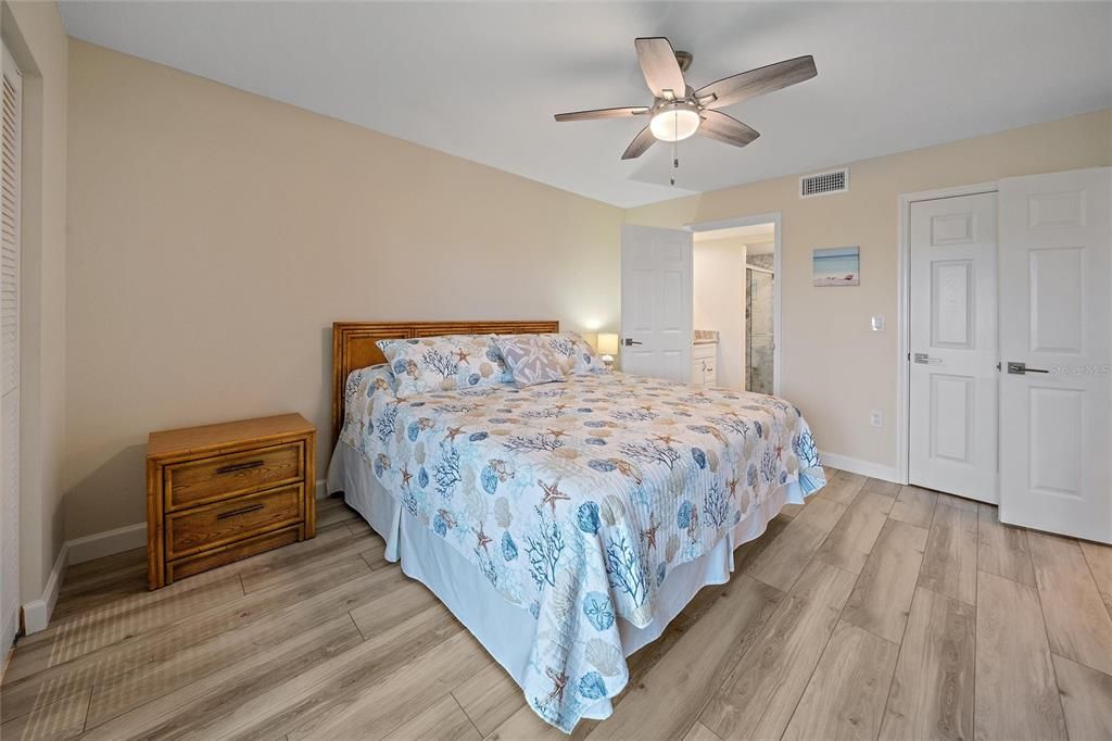 For Sale: $289,000 (2 beds, 2 baths, 948 Square Feet)