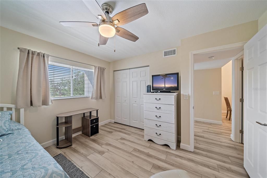 For Sale: $289,000 (2 beds, 2 baths, 948 Square Feet)