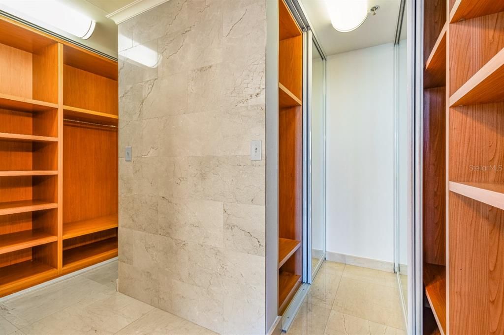 Walk-In-Closet