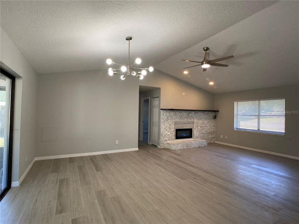 For Sale: $260,000 (3 beds, 2 baths, 1275 Square Feet)