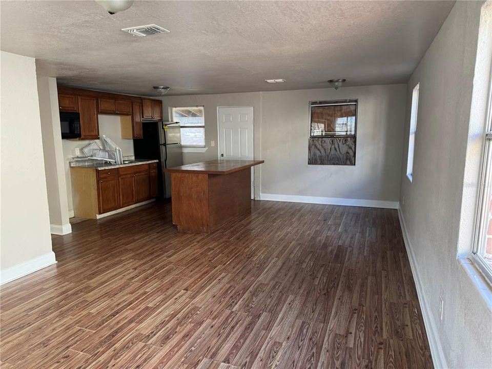 For Sale: $125,000 (3 beds, 1 baths, 936 Square Feet)