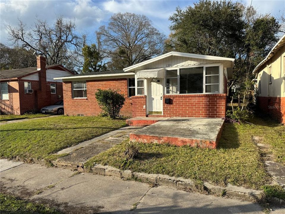 For Sale: $125,000 (3 beds, 1 baths, 936 Square Feet)