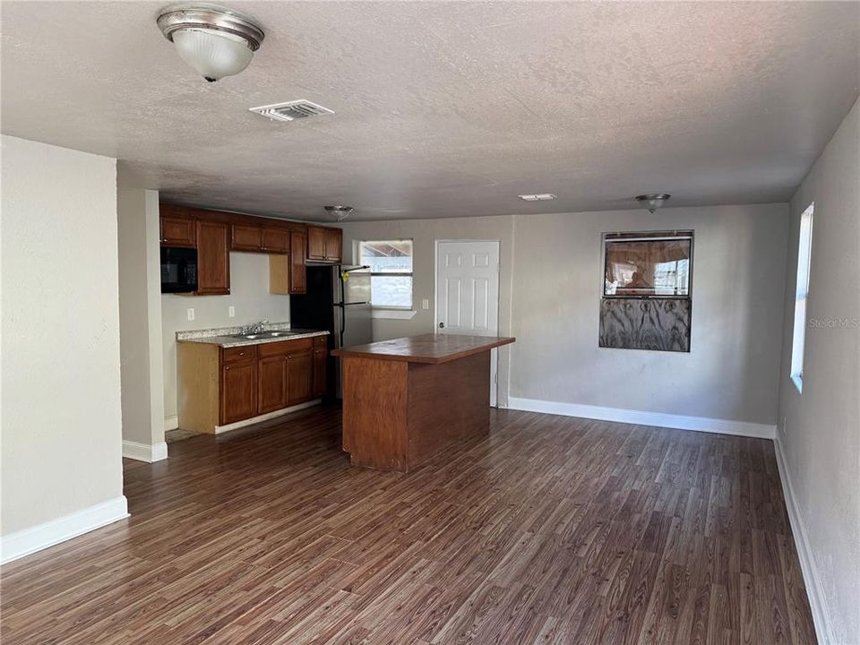 For Sale: $125,000 (3 beds, 1 baths, 936 Square Feet)