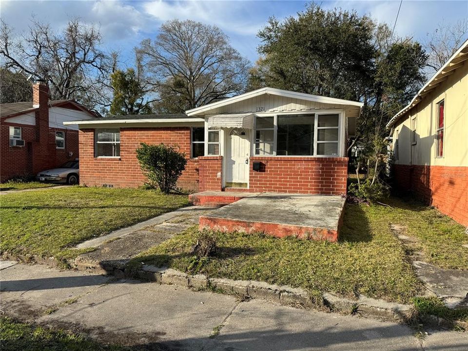 For Sale: $125,000 (3 beds, 1 baths, 936 Square Feet)