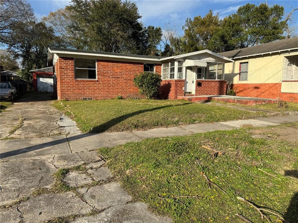 For Sale: $125,000 (3 beds, 1 baths, 936 Square Feet)