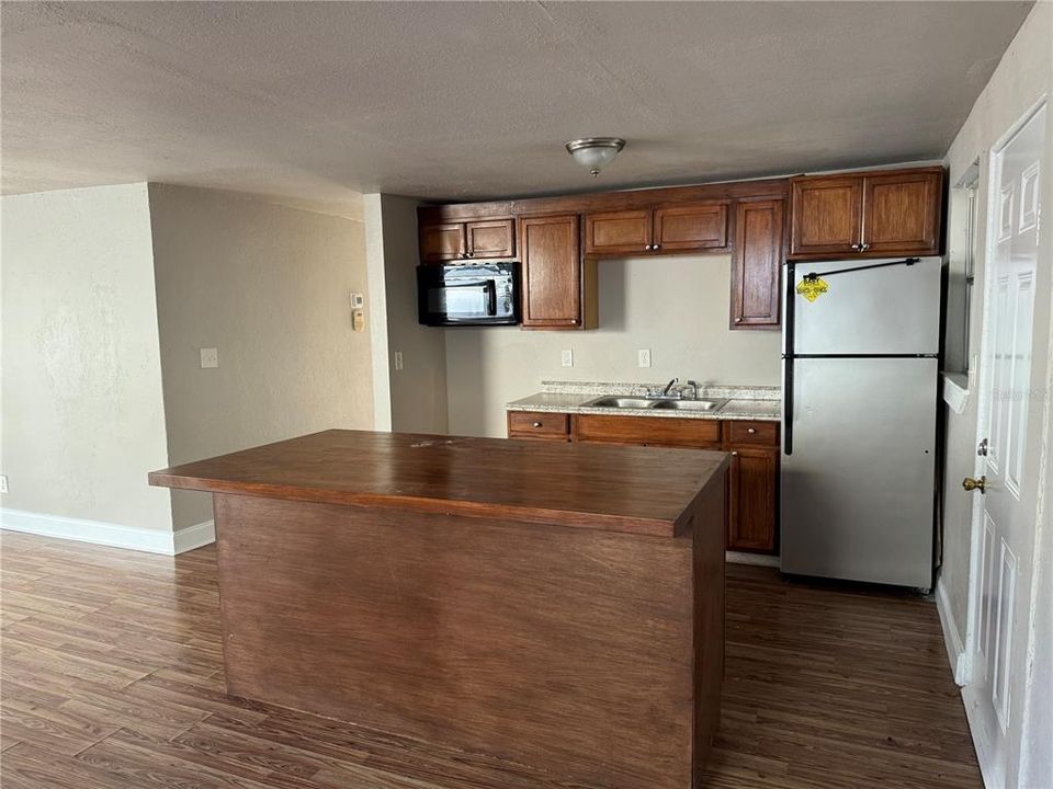 For Sale: $125,000 (3 beds, 1 baths, 936 Square Feet)