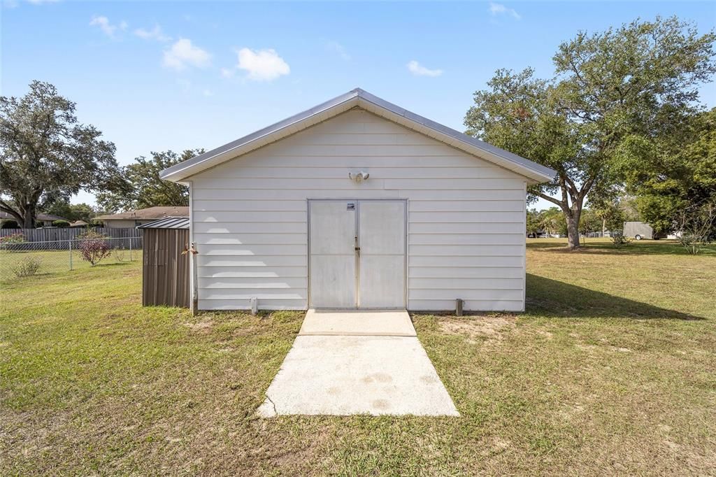 Large workshop/garage or storage building