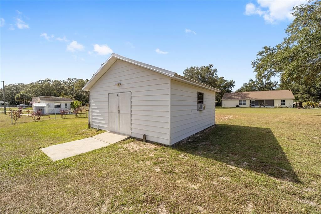 Large workshop/garage or storage building