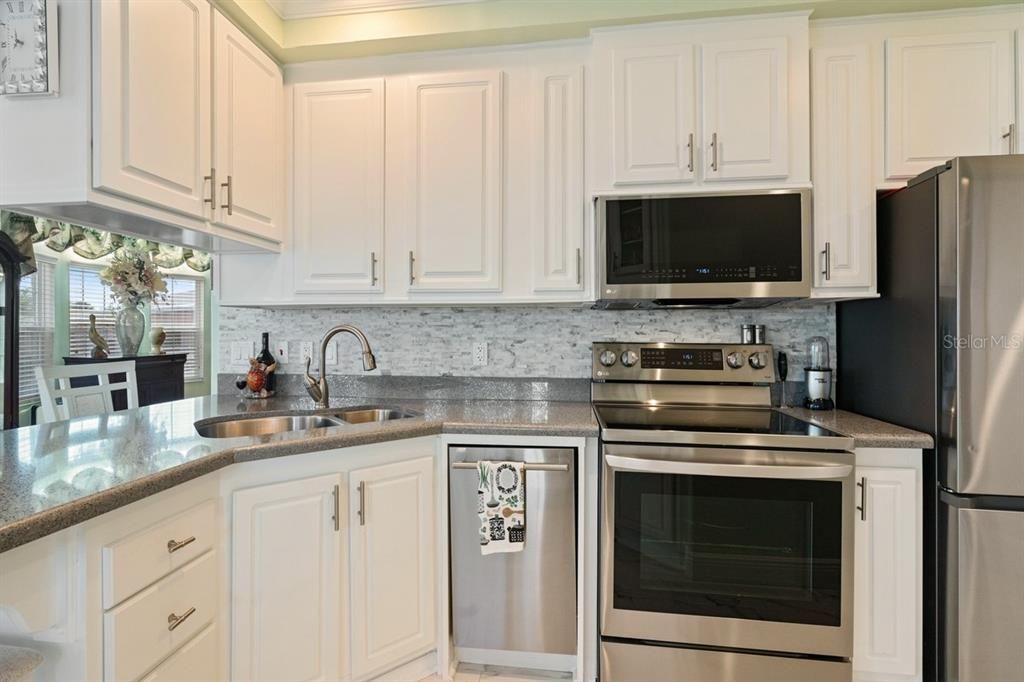 Stainless steel appliances, smooth top range with self-cleaning, convection and air fry oven