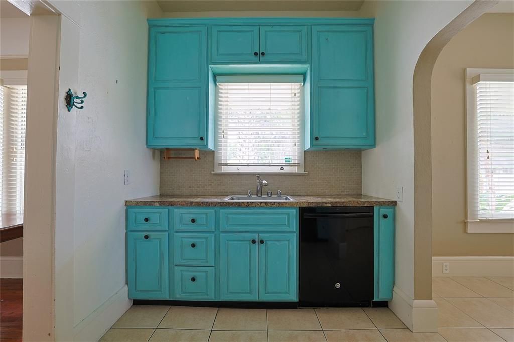 For Rent: $2,300 (2 beds, 2 baths, 1128 Square Feet)