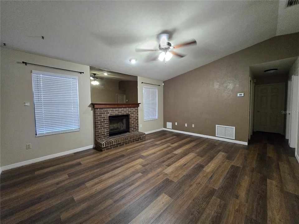 For Rent: $1,900 (3 beds, 2 baths, 1078 Square Feet)