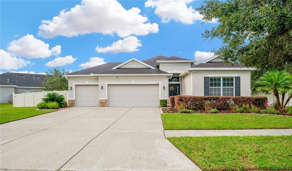 3 Car Garage & 6 vehicle driveway