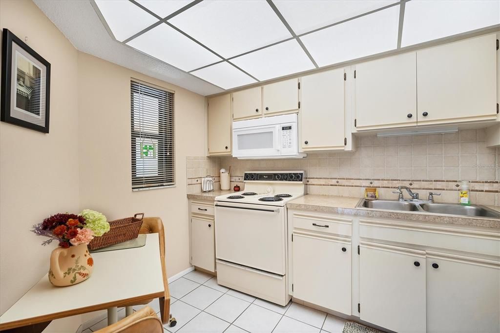 For Sale: $175,000 (3 beds, 2 baths, 1011 Square Feet)