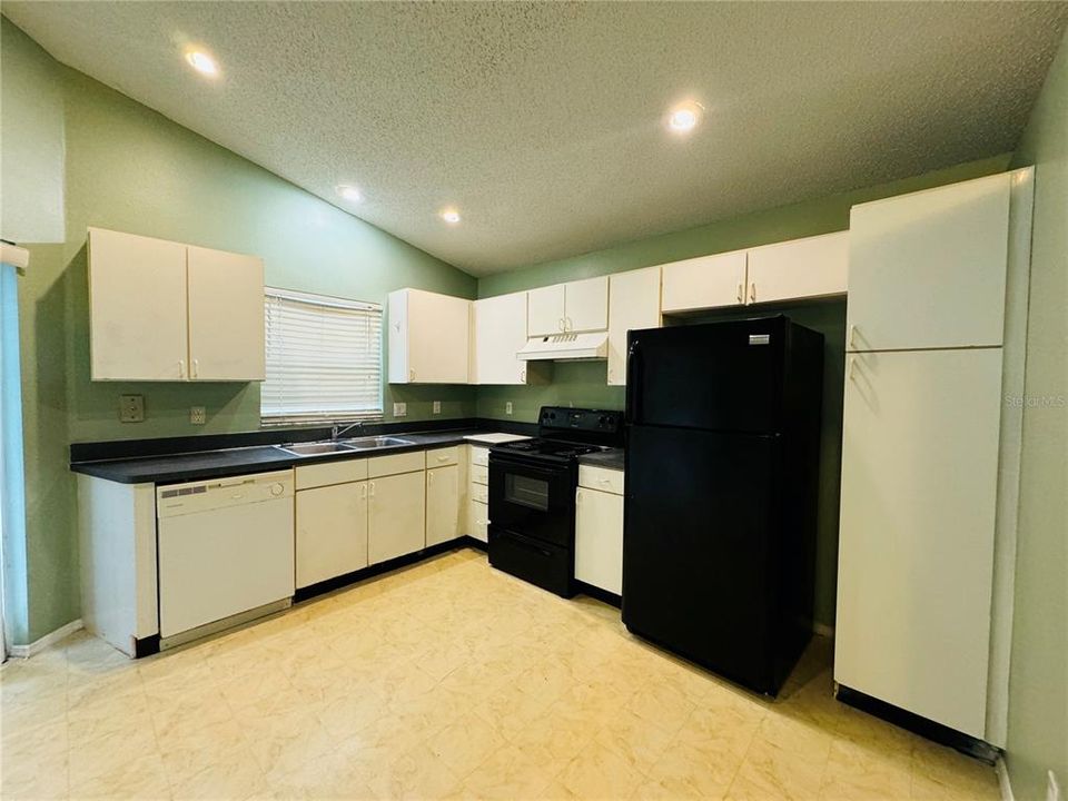 For Rent: $1,800 (3 beds, 2 baths, 1321 Square Feet)