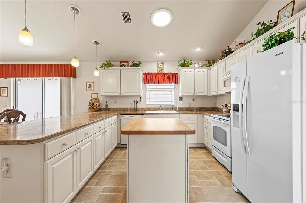 For Sale: $405,000 (3 beds, 2 baths, 1398 Square Feet)