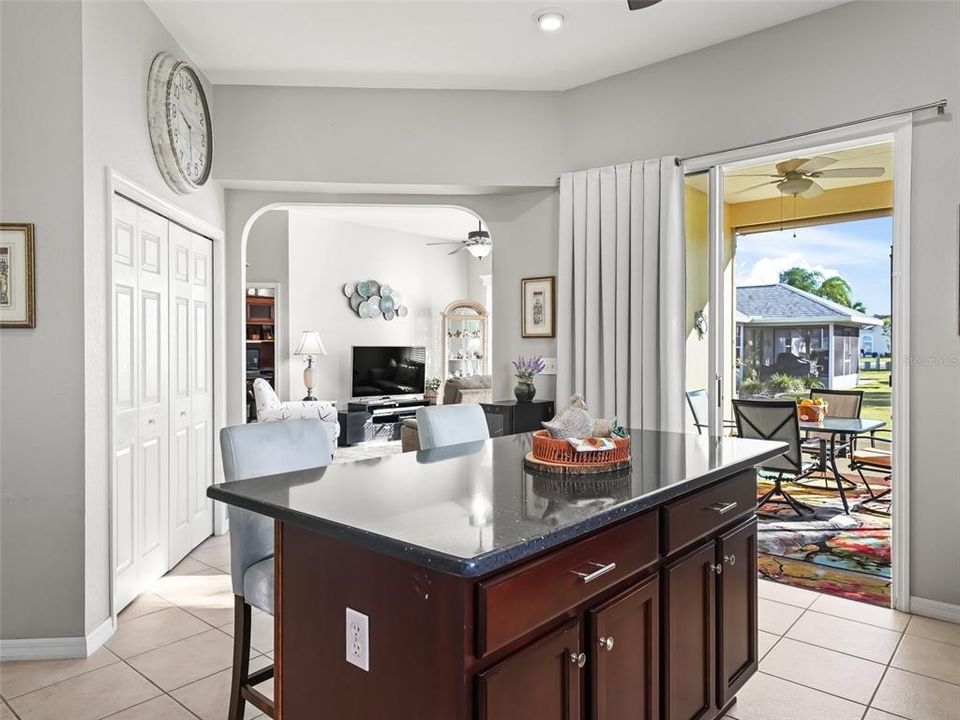 Kitchen w/access to lanai