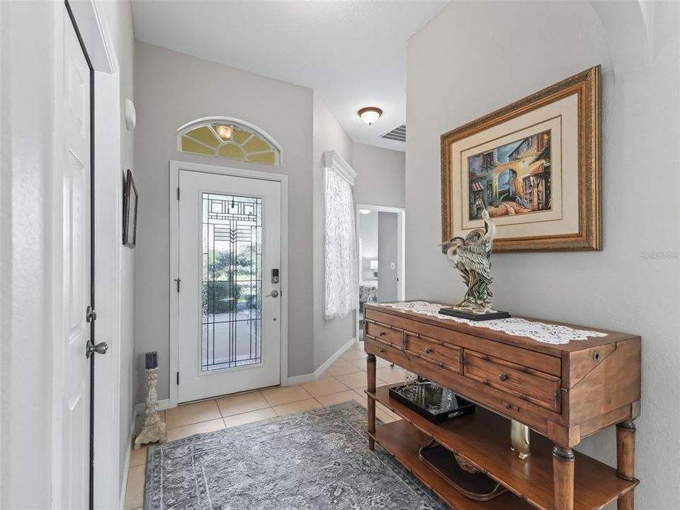 Foyer w/High ceiling & tile floor