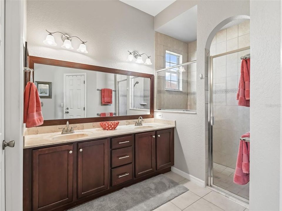 En suite w/Large vanity & 2 sinks!