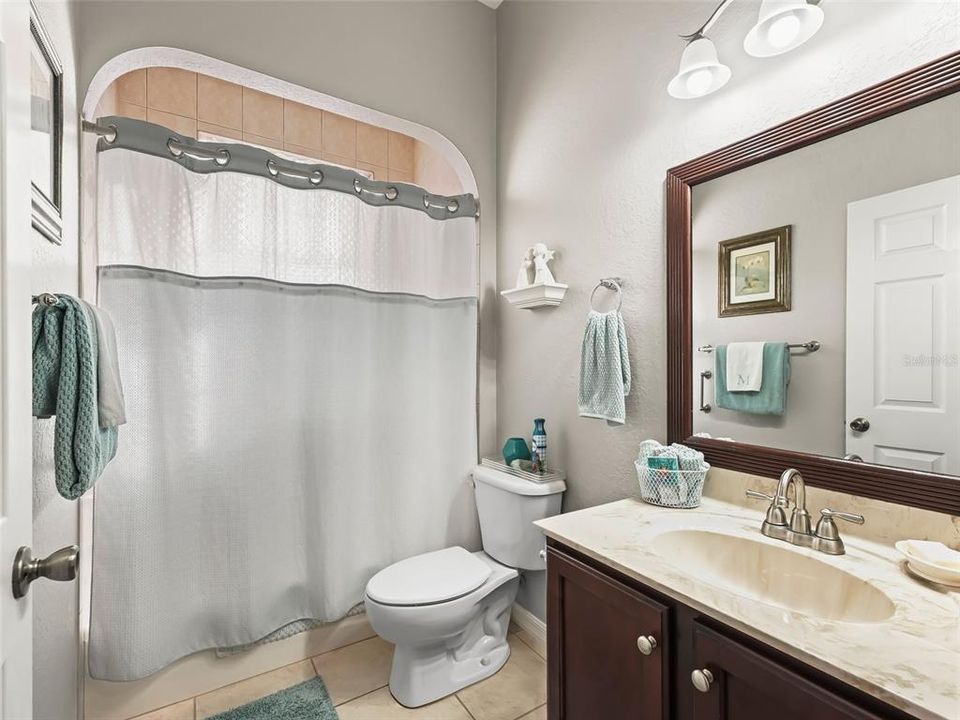 Guest bathroom w/Tub & shower combination