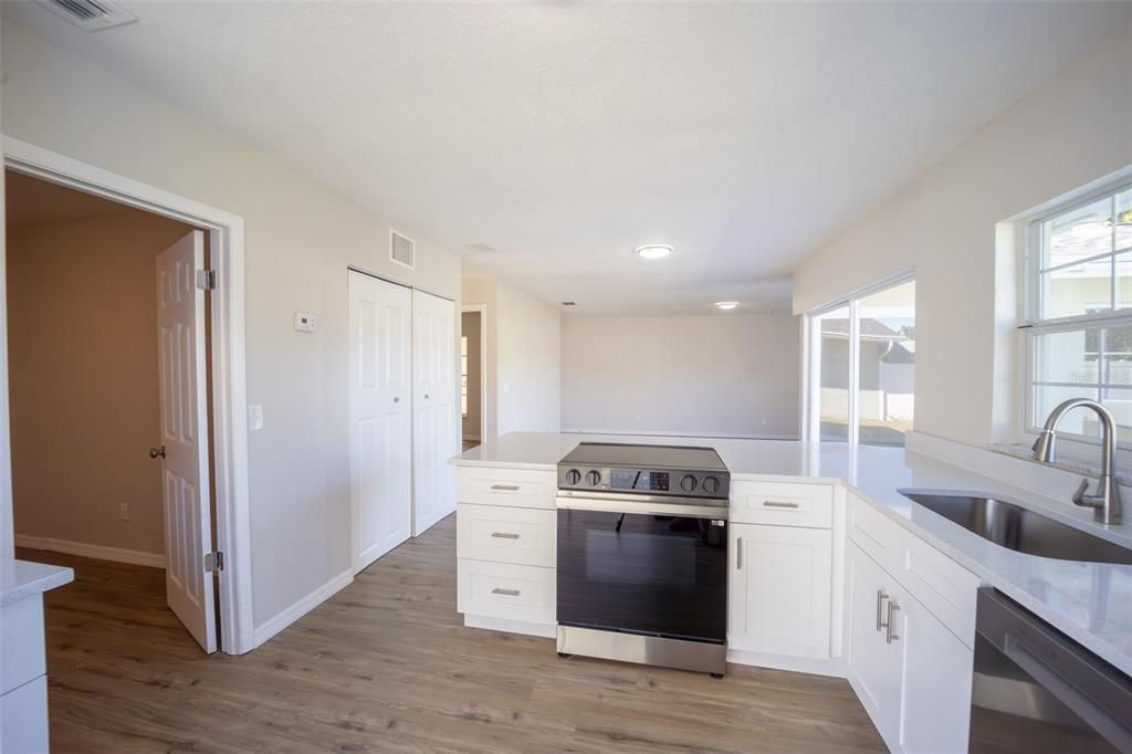 For Sale: $384,900 (3 beds, 2 baths, 1177 Square Feet)