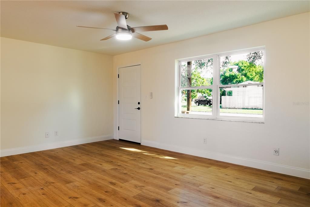 For Sale: $375,000 (2 beds, 1 baths, 840 Square Feet)