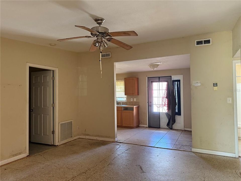 For Sale: $220,000 (3 beds, 1 baths, 900 Square Feet)