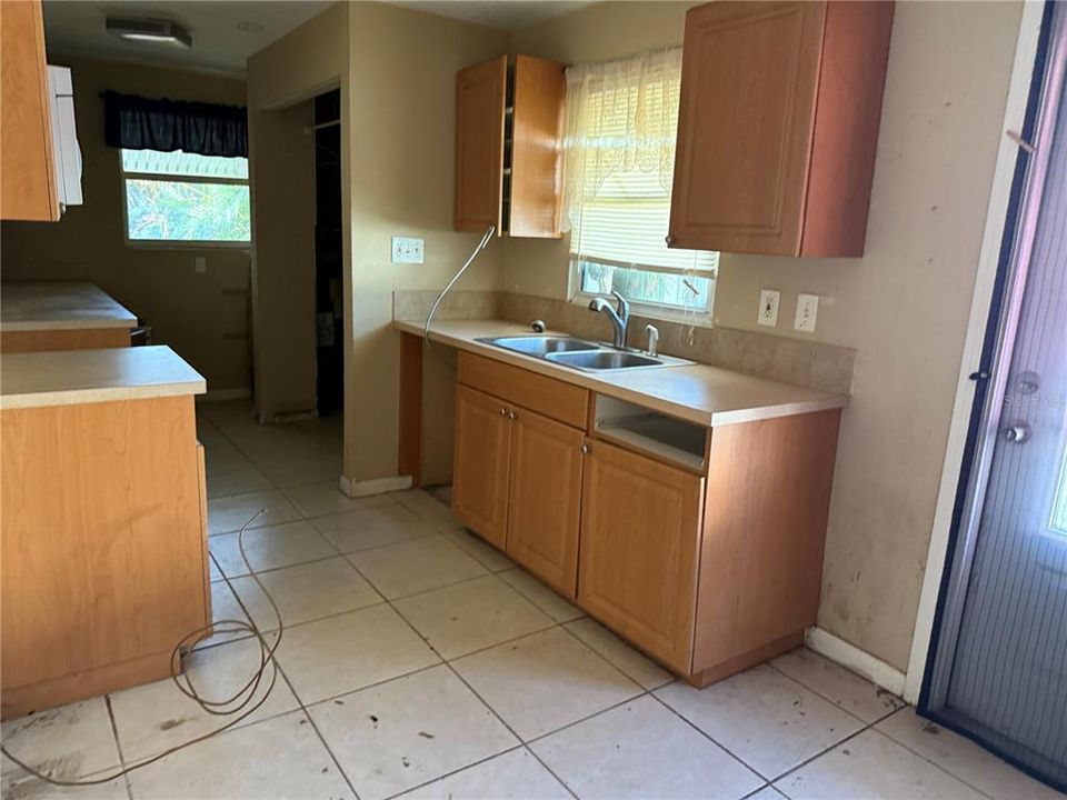 For Sale: $220,000 (3 beds, 1 baths, 900 Square Feet)