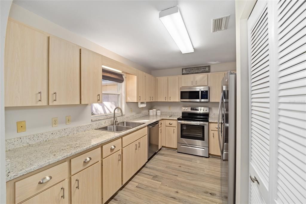 For Sale: $179,000 (2 beds, 2 baths, 1128 Square Feet)