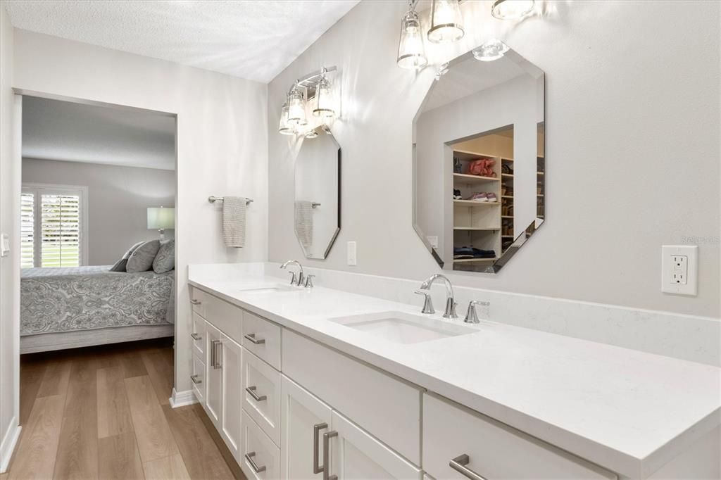 Double Vanity w/Quarts Countertop