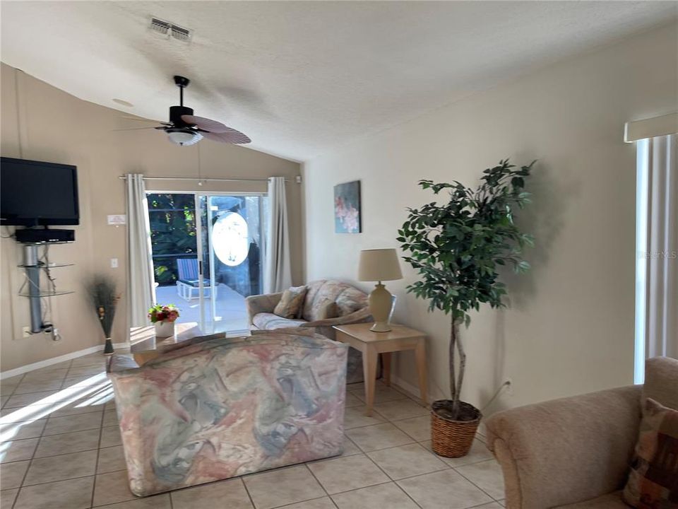 For Sale: $350,000 (4 beds, 3 baths, 1582 Square Feet)